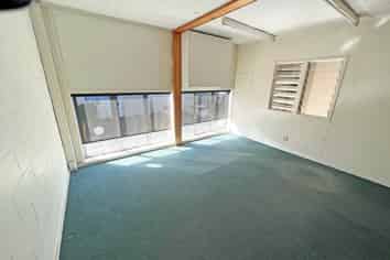 FUNCTIONAL WAREHOUSE FOR LEASE
