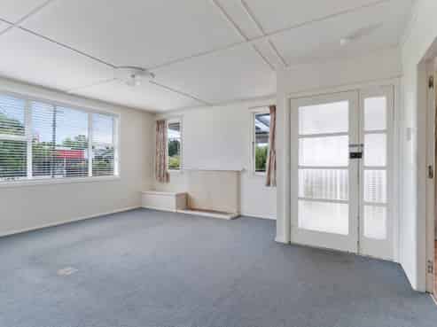 238 High Street North, Carterton