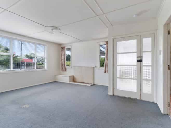 238 High Street North, Carterton