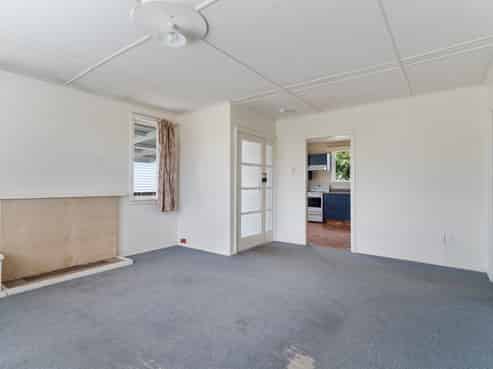 238 High Street North, Carterton