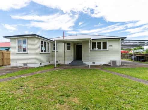 238 High Street North, Carterton