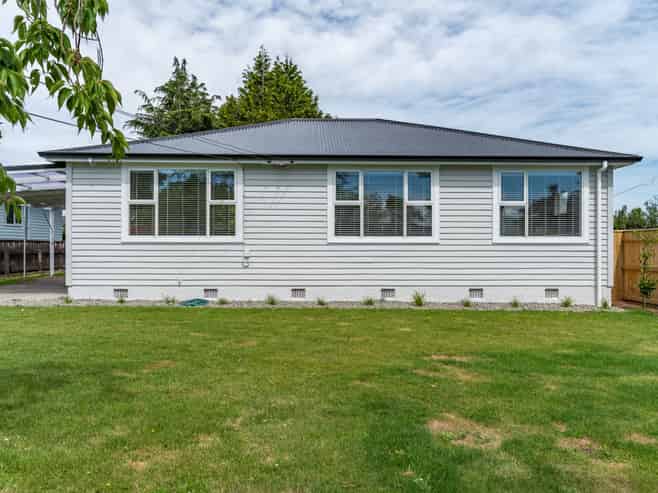 238 High Street North, Carterton