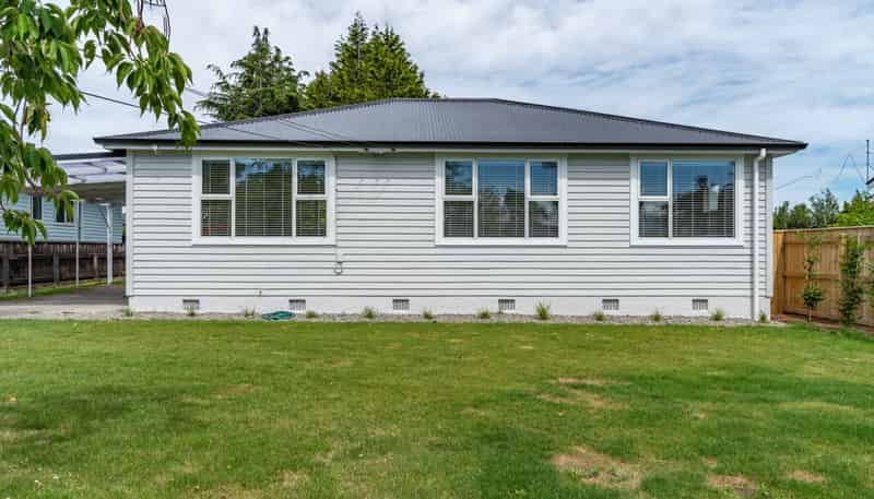 238 High Street North, Carterton