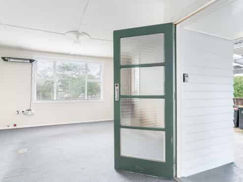 238 High Street North, Carterton