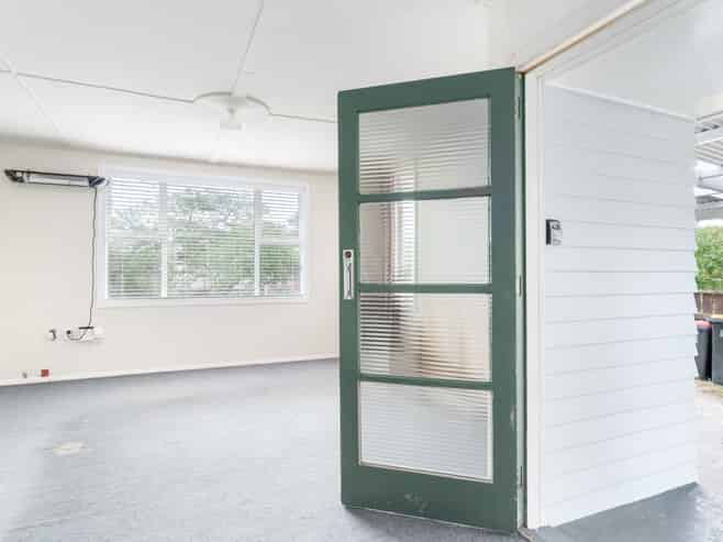 238 High Street North, Carterton