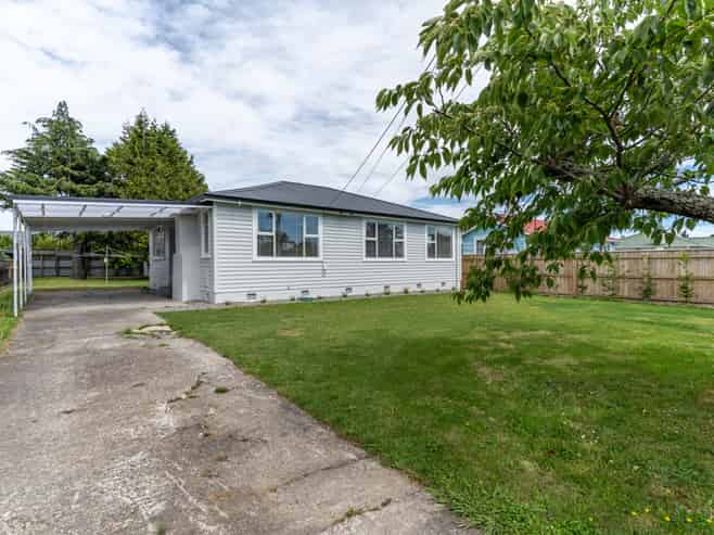 238 High Street North, Carterton