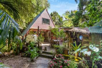 828 West Coast Road, Oratia