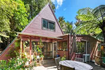 828 West Coast Road, Oratia