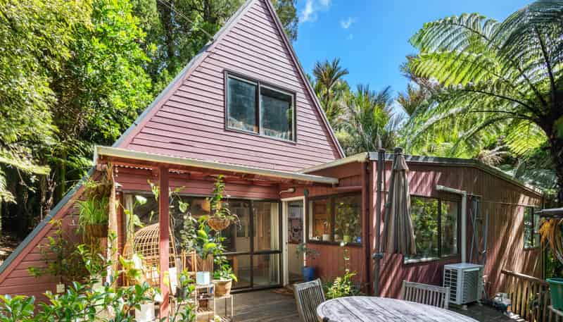 828 West Coast Road, Oratia