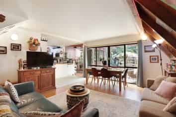 828 West Coast Road, Oratia