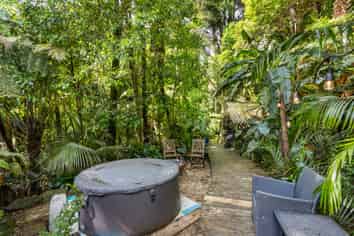 828 West Coast Road, Oratia