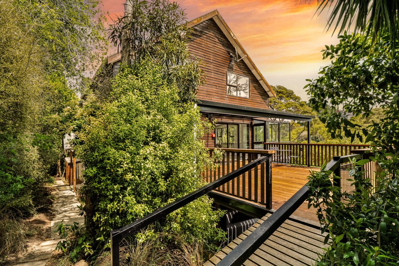 Sunny 4-Bedroom Treetop Home - Still Available! - Więcej