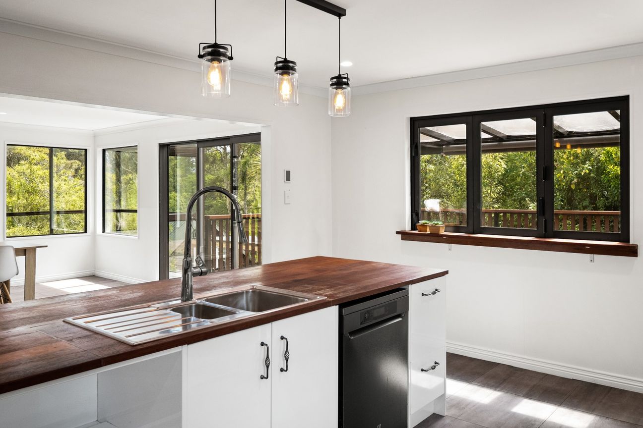 Sunny 4-Bedroom Treetop Home - Still Available! - Widok 4