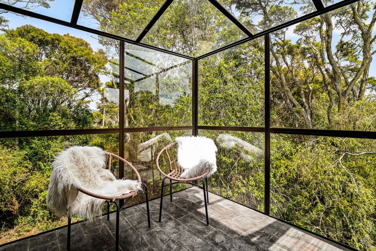 Sunny 4-Bedroom Treetop Home - Still Available! - Widok 6