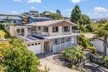 5 Pine Grove, Tairua