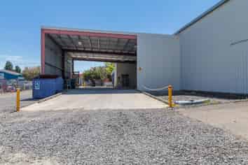 Large Versatile Industrial Warehouse