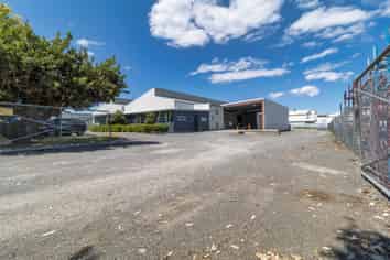 Large Versatile Industrial Warehouse