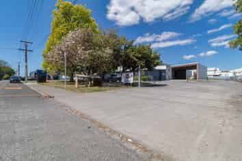 Large Versatile Industrial Warehouse