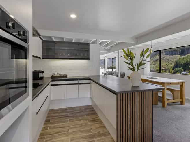 6 MacKinnon Terrace, Sunshine Bay