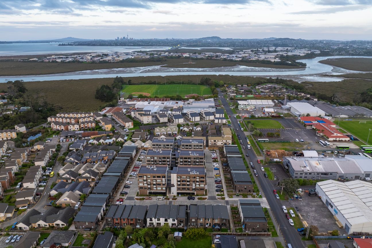 Discover Modern Urban Living in Te Atatu South - Widok 2