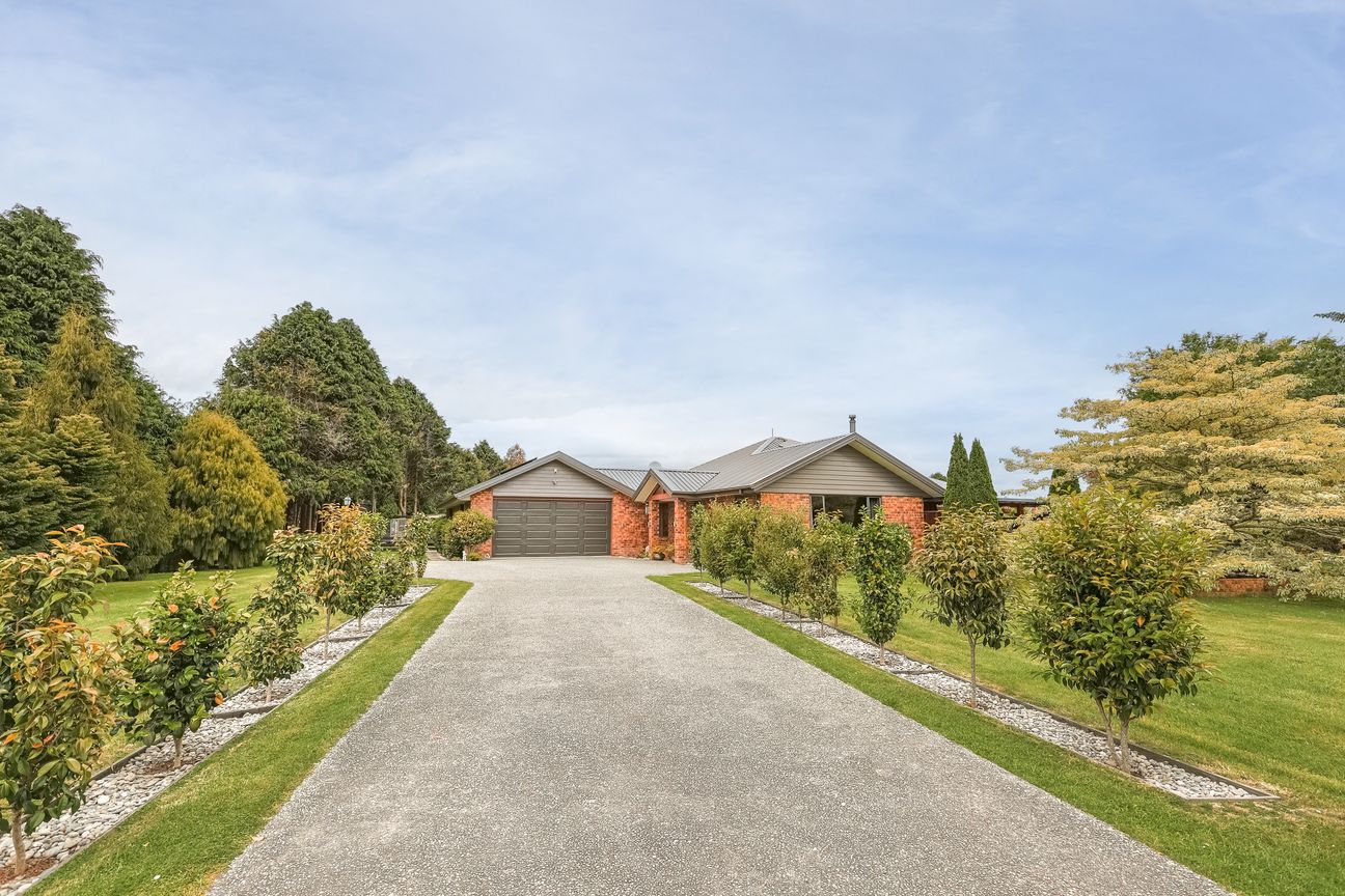 Spacious Living with Immaculate Gardens - Widok 2