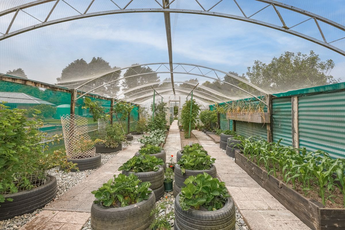 Spacious Living with Immaculate Gardens – další