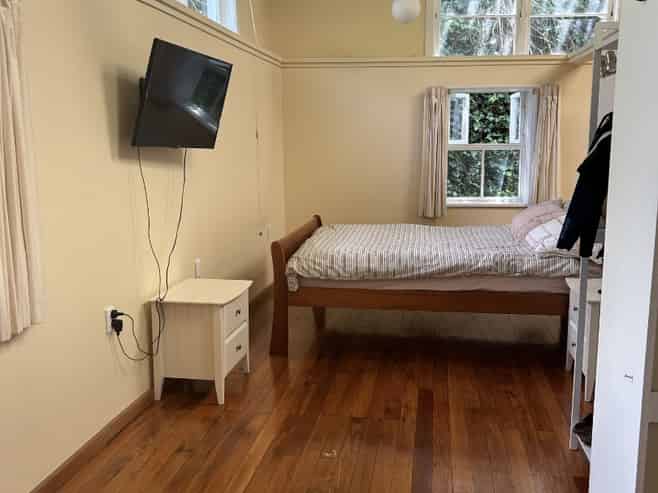 32a Main Street, Hospital Hill