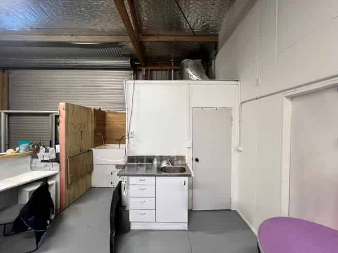 High-Stud Warehouse with Parking