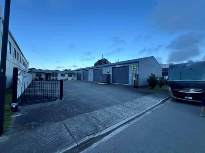 High-Stud Warehouse with Parking