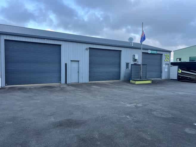 High-Stud Warehouse with Parking