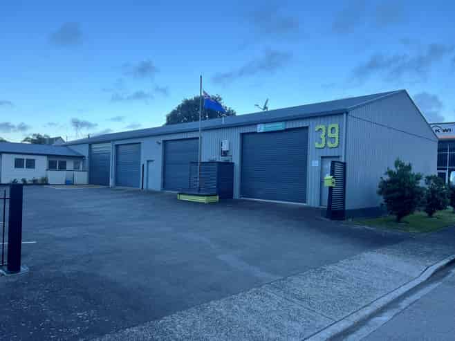 High-Stud Warehouse with Parking