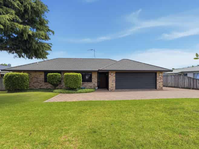 7 Burnt Oak Drive, Pyes Pa