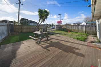 42 Williams Crescent, Otara