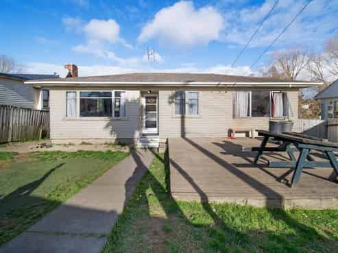 42 Williams Crescent, Otara