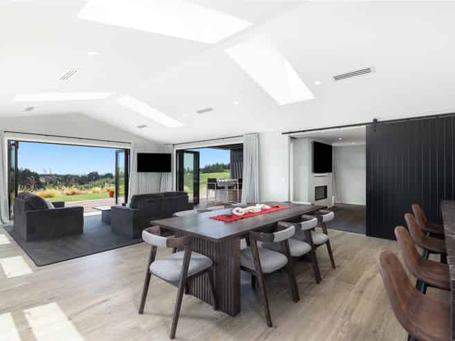 226 Bronte Road West, Mahana