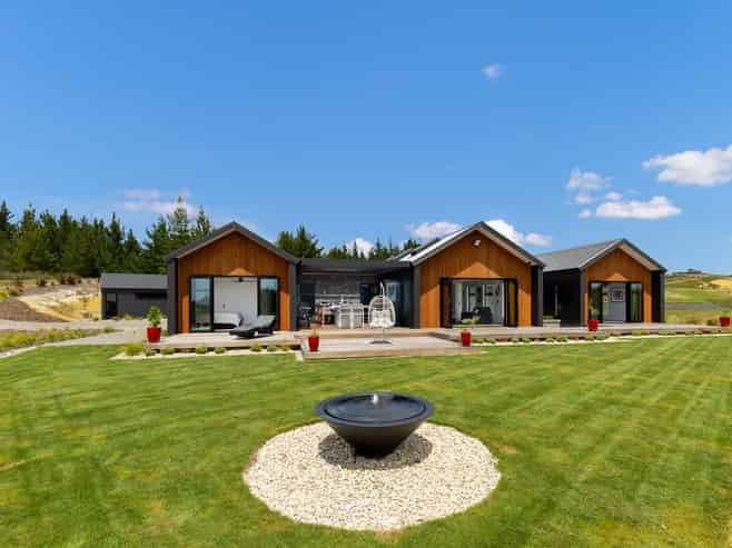 226 Bronte Road West, Mahana