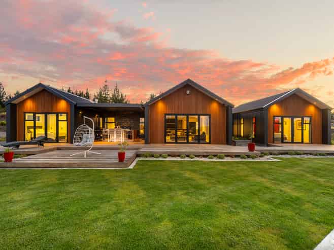 226 Bronte Road West, Mahana