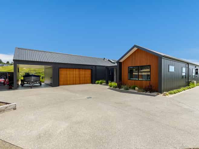 226 Bronte Road West, Mahana