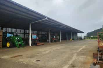 Versatile shedding with yard