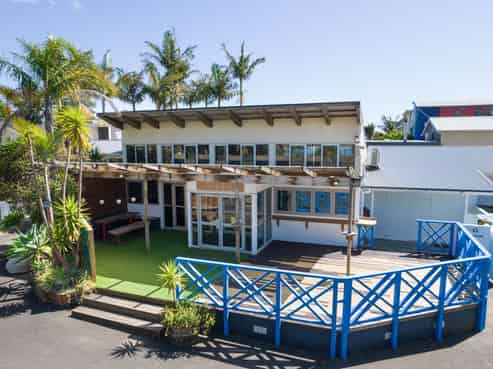 IMAGINE YOUR IDEAL BAR OR EATERY HERE!
