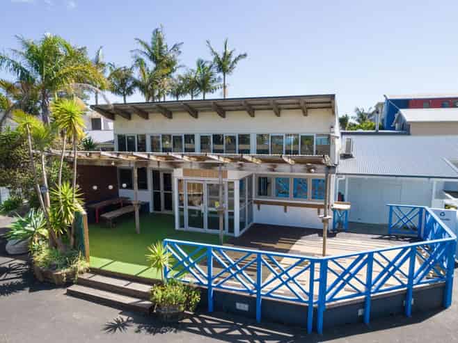 IMAGINE YOUR IDEAL BAR OR EATERY HERE!
