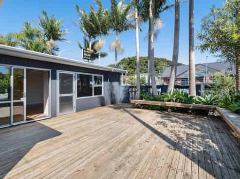 IMAGINE YOUR IDEAL BAR OR EATERY HERE!
