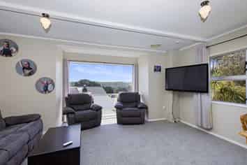 52 Colchester Crescent, Newlands