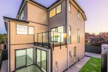 31D Waddell Avenue, Point England