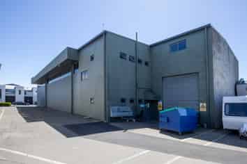 Large City Fringe Office & Warehouse