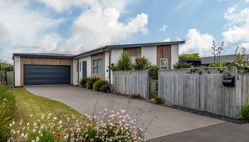 5 Kingsbridge West, Burwood