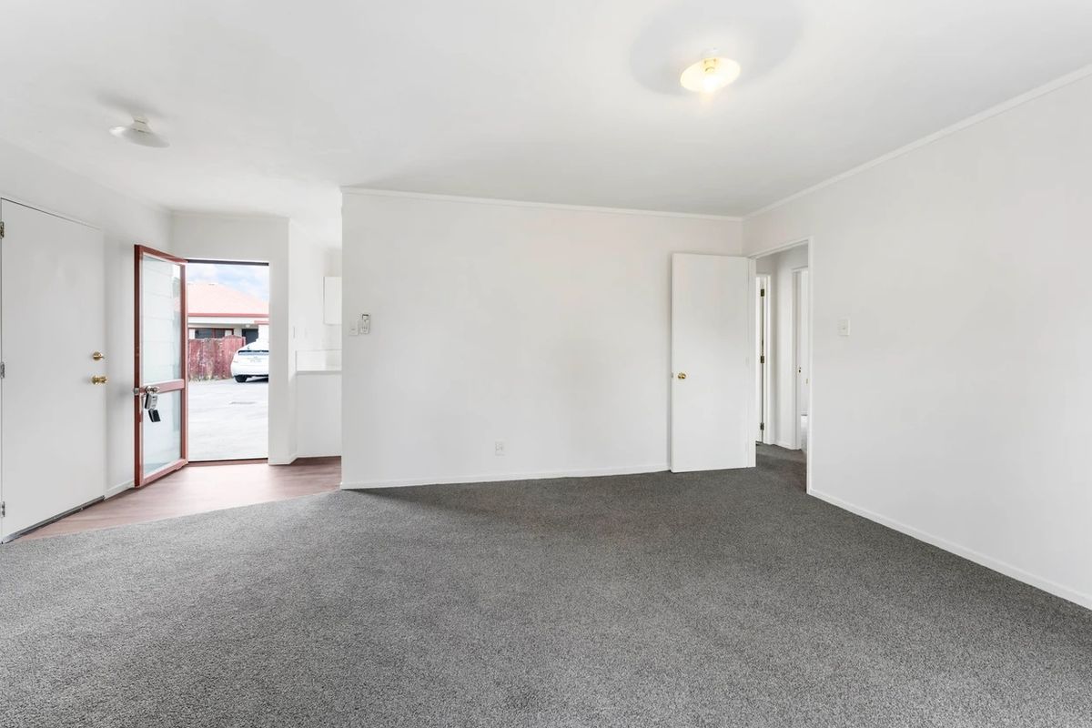 Recently Renovated and Easy Care Living with Great Location - Daha fazla
