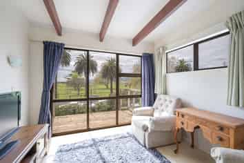 Upstairs/3 Lower Queen Street, Richmond