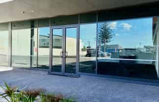 Showroom & retail space, prime Papamoa location