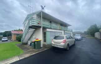 4/4 June Place, Hamilton East